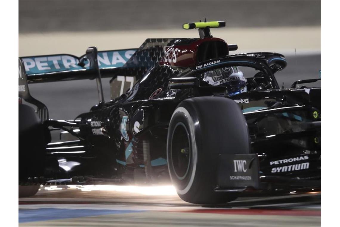 Bottas bezwingt Weltmeister-Ersatz Russell in Qualifikation Der Finne Bottas hat die Pole Position für den vorletzten Saisonlauf der Formel 1 in Bahrain erobert. Foto: Tolga Bozoglu/Pool EPA/AP/dpa