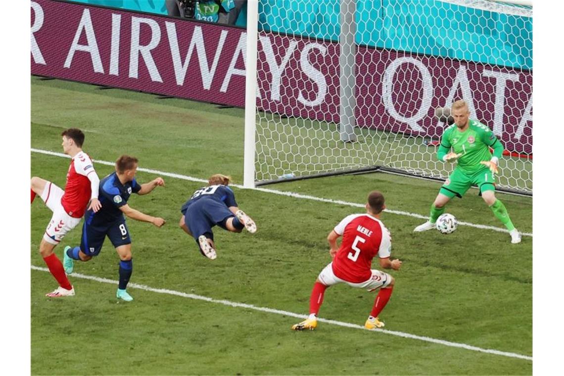 Der Finne Joel Pohjanpalo (M.) traf per Kopfball. Foto: Wolfgang Rattay/POOL REUTERS/AP/dpa