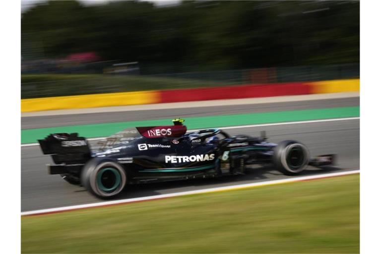 Der Finne Valtteri Bottas fuhr im Mercedes zunächst die schnellste zeit. Foto: Francisco Seco/AP/dpa