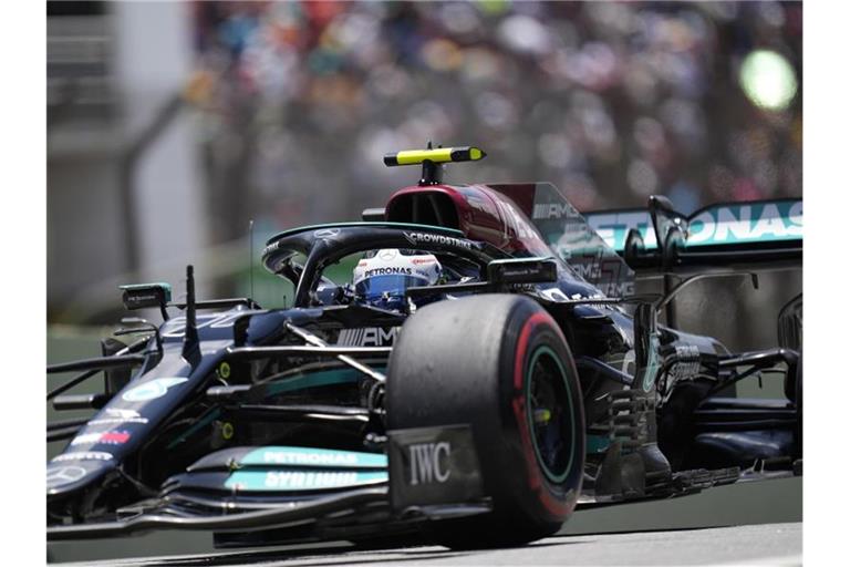 Der Finne Valtteri Bottas siegte beim Sprintrennen und sicherte sich so die Pole Position für das Rennen in Sao Paulo. Foto: Andre Penner/AP/dpa