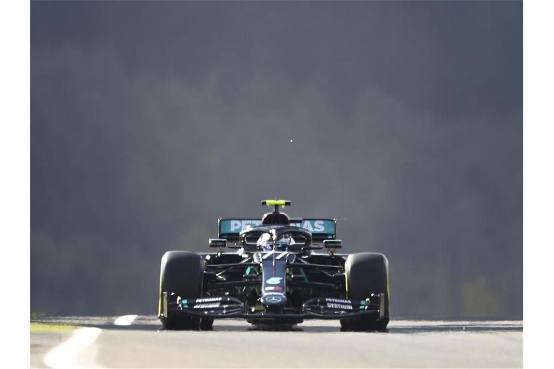 Pole von Bottas vor Hamilton - Hülkenbergs „wilder Ritt“ Der Finne Valtteri Bottas vom Team Mercedes hat sich auf dem Nürburgring die Pole-Position gesichert. Foto: Matthias Schrader/AP Pool/dpa