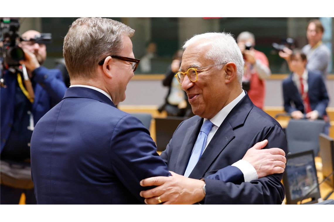 Der finnische Ministerpräsident Petteri Orpo (l) warf Orban vor, die Ukraine im Wahlkampf zu instrumentalisieren. Ratspräsident António Costa nannte das Vorgehen Orbans inakzeptabel.