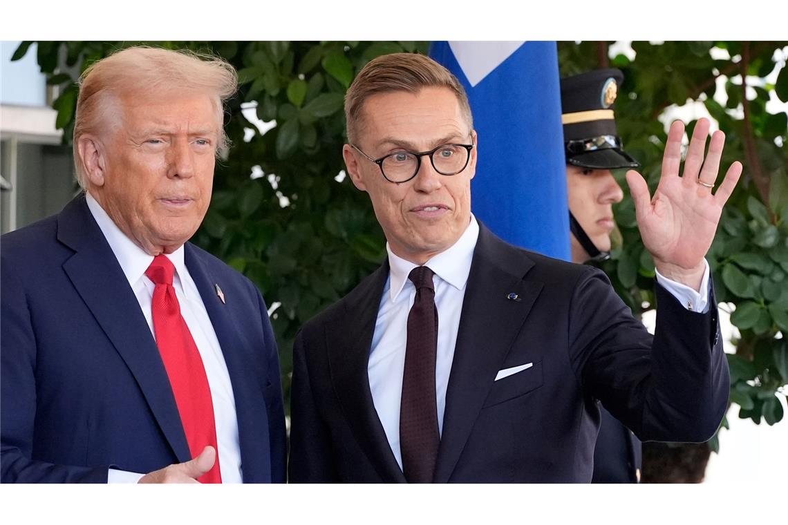 Der finnische Präsident Stubb (r) würde nach eigenen Angaben nicht ablehnen, wenn ihm eine Vermittlerrolle angeboten würde. (Archivbild)