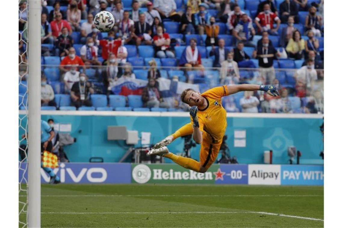 Russen mit viel Mühe zum ersten Sieg - „Haben Job erledigt“ Der finnische Torhüter Lukas Hradecky war beim Gegentreffer machtlos. Foto: Evgenia Novozhenina/Reuters Pool/AP/dpa
