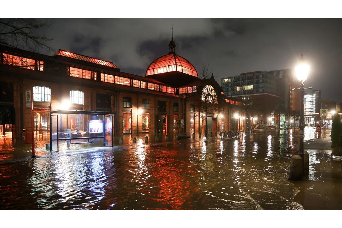 Der Fischmarkt in Hamburg steht unter Wasser. Eine Sturmflut sorgt dafür, dass an Nordseeküste, Elbe und Weser viel Wasser an Land gedrückt wird.