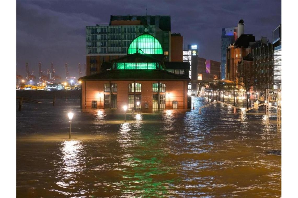 DWD: „Abflauen des Windes“ - Bahnverkehr beeinträchtigt Der Fischmarkt in Hamburg steht unter Wasser. Foto: Jonas Walzberg/dpa