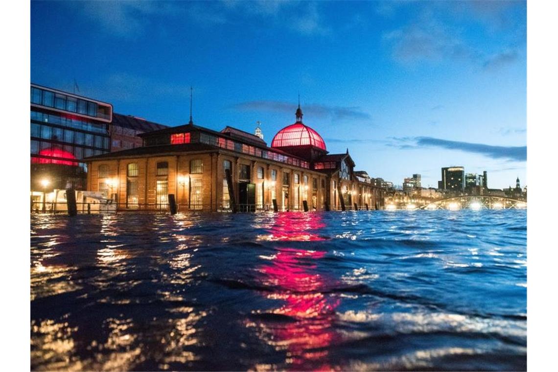 Sturmflut im Norden - Fischmarkt unter Wasser Der Fischmarkt mit der Fischauktionshalle ist überschwemmt. Foto: Daniel Bockwoldt/dpa
