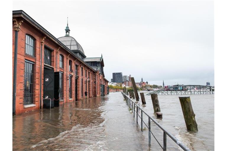 Der Fischmarkt mit der Fischauktionshalle war am Donnerstagabend während des Hochwassers überschwemmt. Foto: Daniel Bockwoldt/dpa