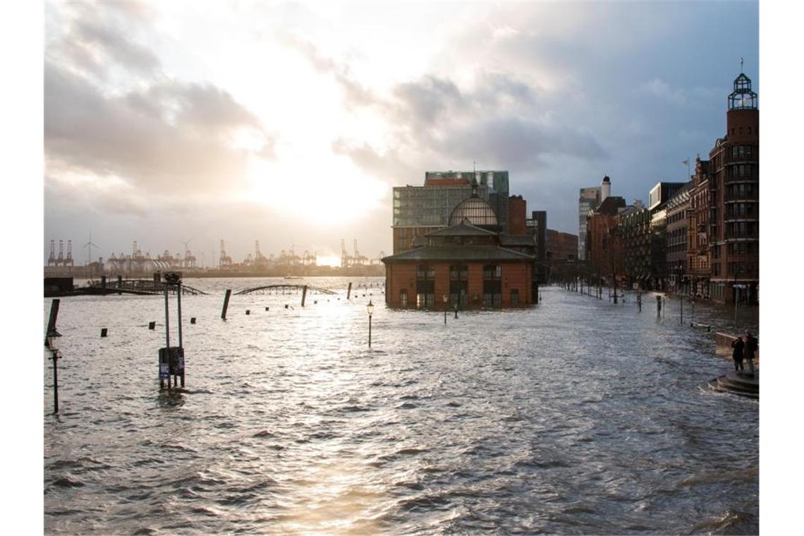 Der Fischmarkt steht während einer Sturmflut wegen „Sabine“ unter Wasser. Foto: Daniel Bockwoldt/dpa