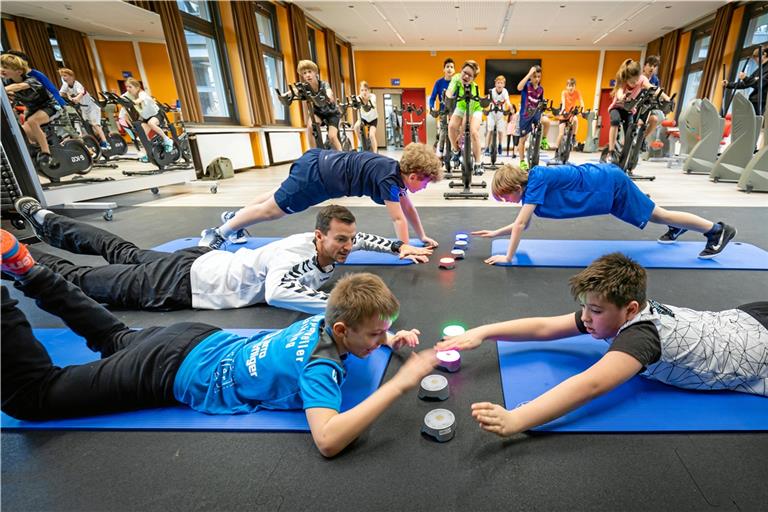 Der Fitnessraum kommt bei den Schülern des Max-Born-Gymnasiums bestens an. Hier trainieren gerade Fünftklässler mit Lehrer Sebastian Marx. Fotos: A. Becher