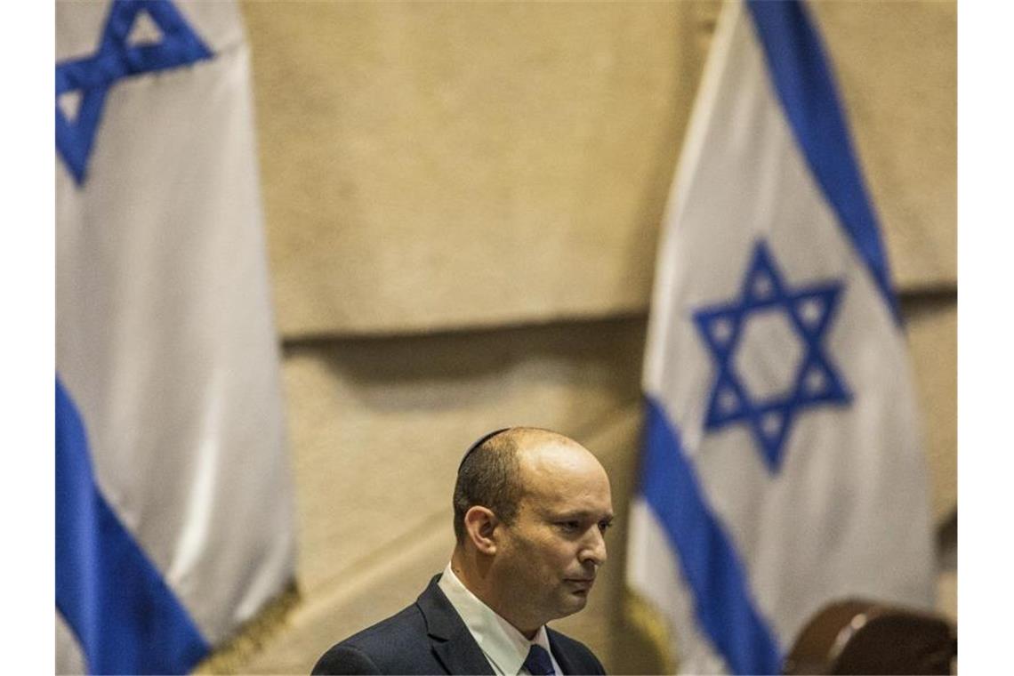 Tausende Nationalisten bei Flaggenmarsch in Jerusalem Der Flaggenmarsch setzt die neue Regierung von Regierungschef Naftali Bennett von der ultrarechten Jamina-Partei unter Druck. Foto: Ilia Yefimovich/dpa