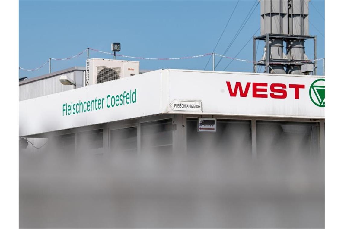 Behörden: Test bei Westfleisch in Coesfeld erfolgreich Der Fleischverarbeiter Westfleisch darf seine Produktion stufenweise wieder hochfahren. Foto: Guido Kirchner/dpa