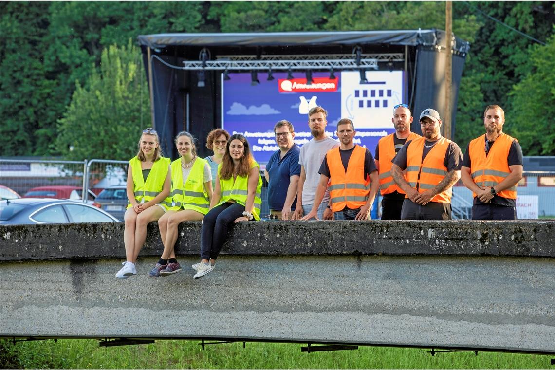 Der Fleiß der Ehrenamtlichen vom Stadtjugendring ist ein Garant, dass das Autokino stattfinden kann. Vorsitzender Markus Schildknecht und Kinochefin Annegret Eppler sind froh über deren Engagement.