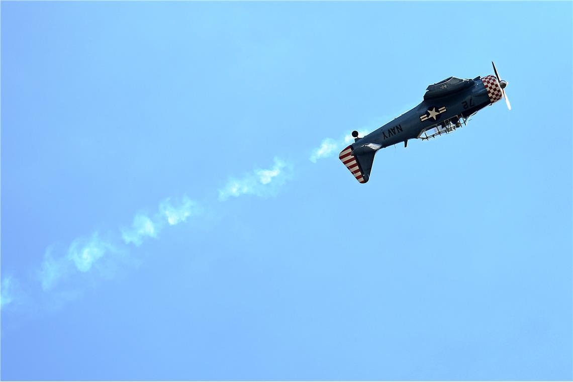 Der Flieger steht Kopf über Heiningen. Beeindruckende Flugshows begeistern die B...