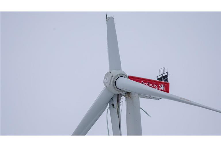 Der Flügel eines Windrads ist abgeknickt und droht auf die Autobahn zu stürzen.