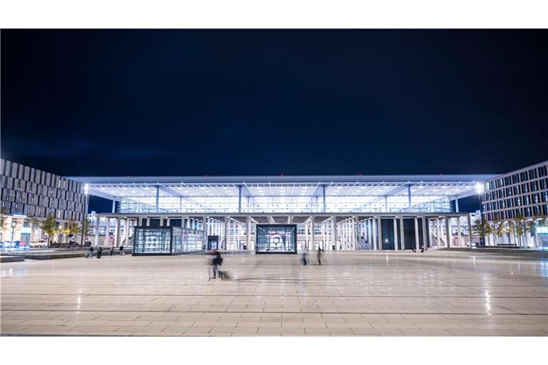Der Flugbetrieb wurde um kurz nach 21. 00 Uhr wieder freigegeben.