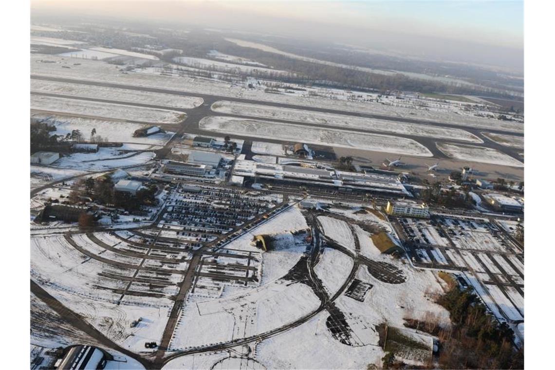 Corona am Baden-Airpark: Weniger Passagiere, mehr Fracht Der Flughafen Baden-Airpark aus der Luft bei Rheinmünster (Baden-Württemberg). Foto: Jan-Philipp Strobel/dpa/Archivbild