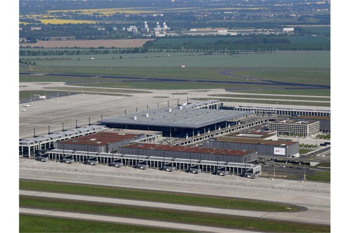 Der Flughafen Berlin Brandenburg in Schönefeld sollte ursprünglich im Oktober 2011 in Betrieb gehen, nun soll es im Herbst kommendes Jahres so weit sein. Foto: Ralf Hirschberger/Archiv