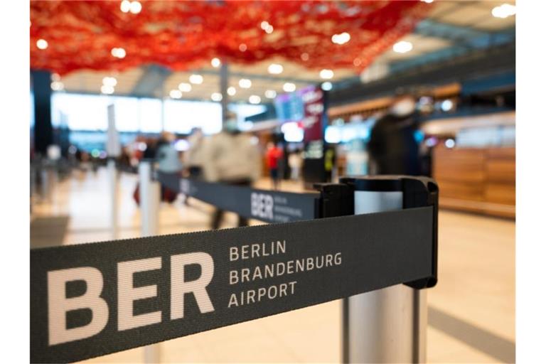 Der Flughafen Berlin Brandenburg (Symbolbild). Nach den Plänen für die Neuregelungen sollen Reiseländer nur noch als Hochrisikogebiete mit weitergehenden Auflagen bei der Rückkehr eingestuft werden, wenn dort Varianten mit „stärker krankmachenden Eigenschaften“ grassieren als Omikron. Foto: Christophe Gateau/dpa