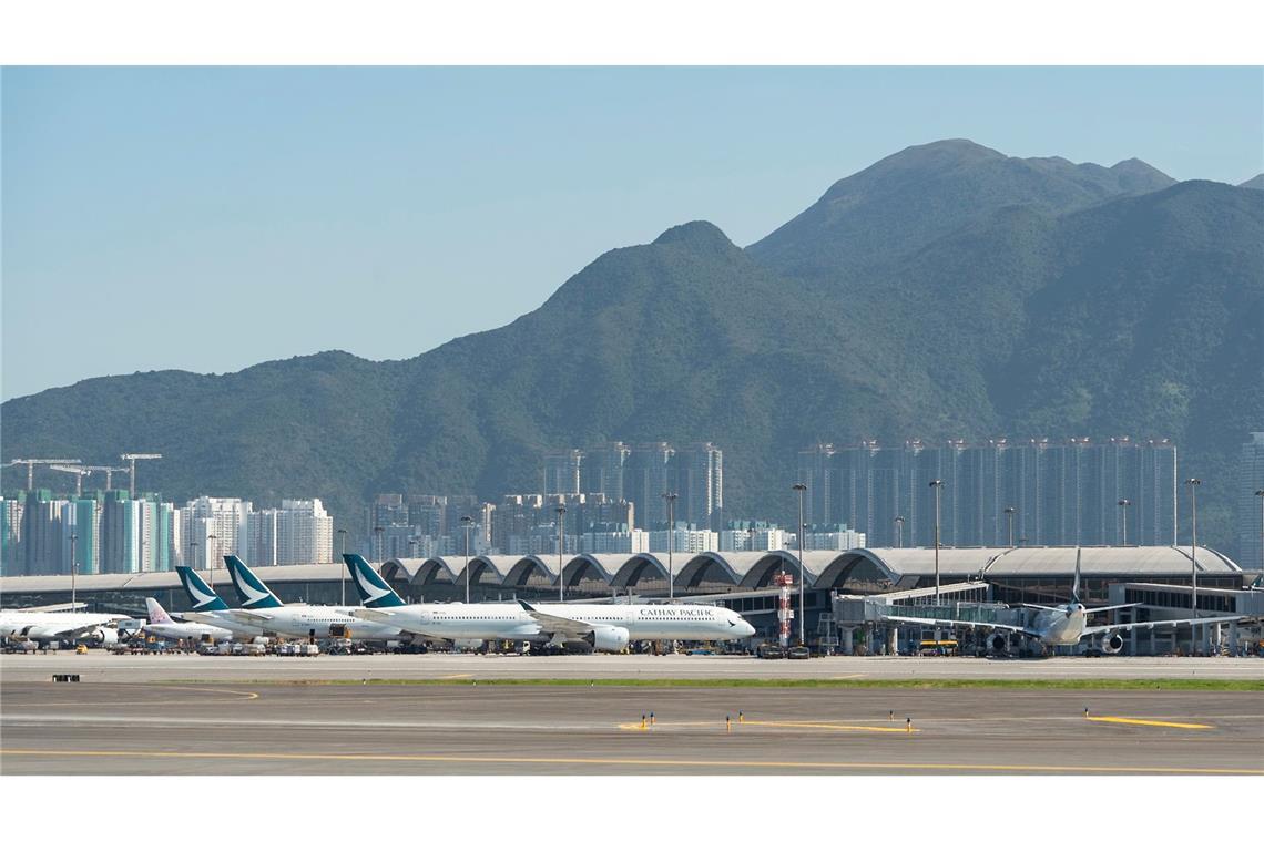 Tödlicher Unfall: Jumbo-Jet rutscht über Landebahn ins Meer Der Flughafen in Hongkong ist ein wichtiges internationales Drehkreuz. (Archivbild)