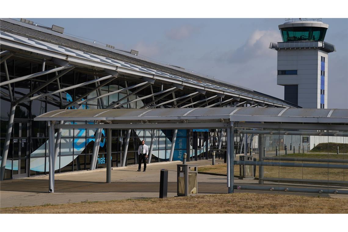 Deutscher unter Toten bei Flugzeugabsturz nahe London Der Flughafen London Southend bleibt nach dem Absturz eines Geschäftsflugzeugs vorübergehend geschlossen.