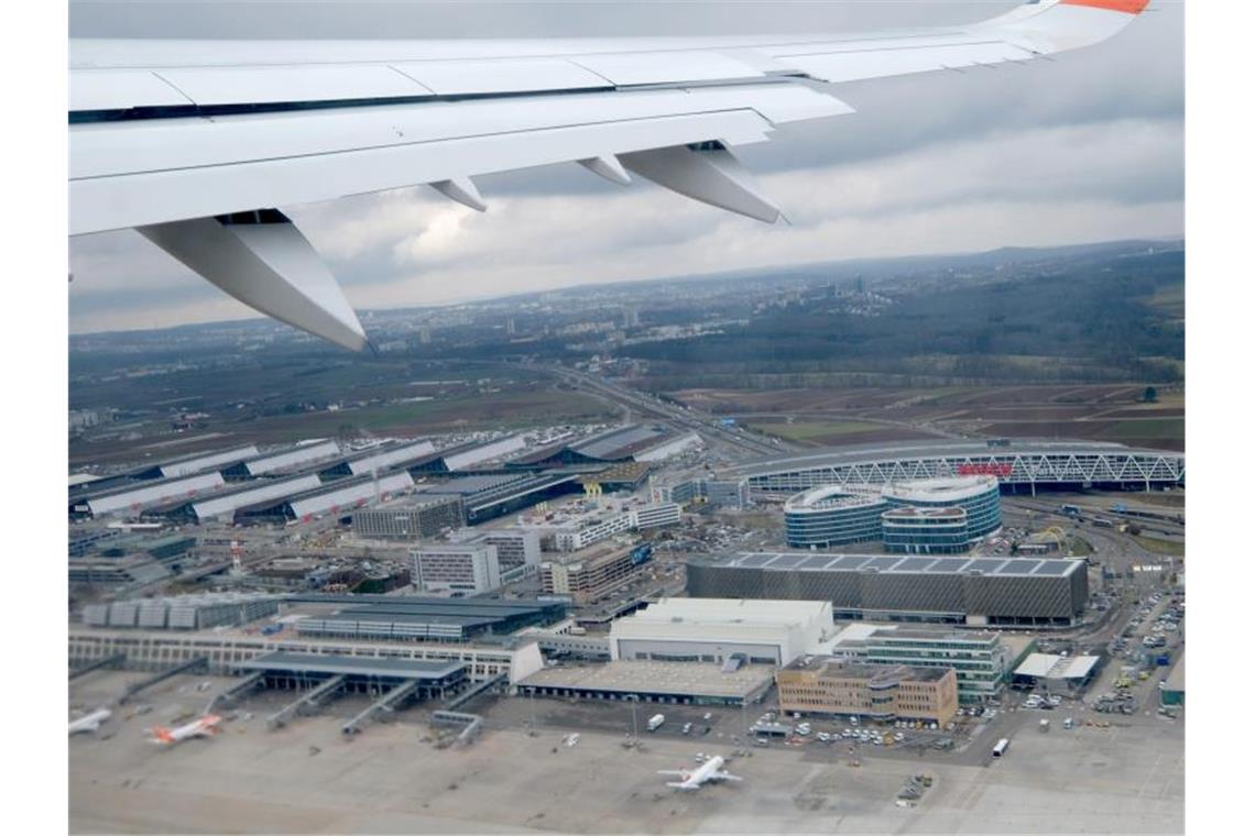 Der Flughafen Stuttgart aus einem Flugzeug gesehen. Foto: Bernd Weissbrod/dpa