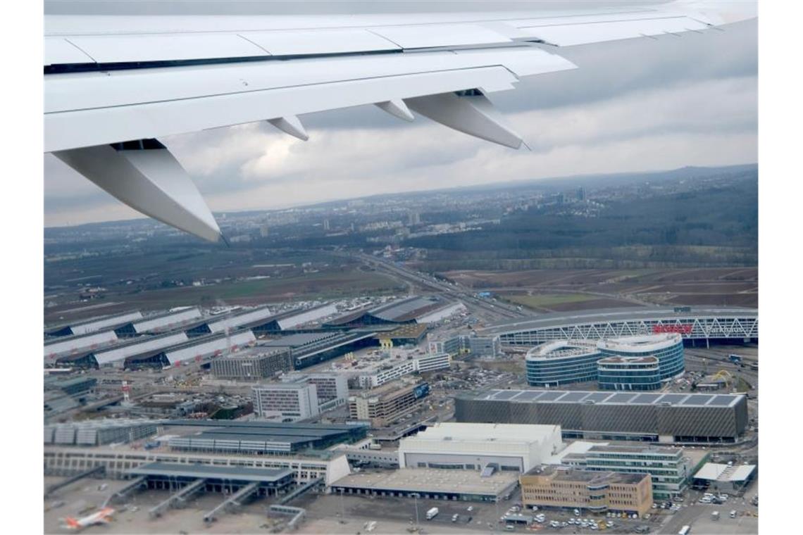 Der Flughafen Stuttgart ist aus einem startenden Verkehrsflugzeug zu sehen. Foto: Bernd Weissbrod/dpa/Bildarchiv