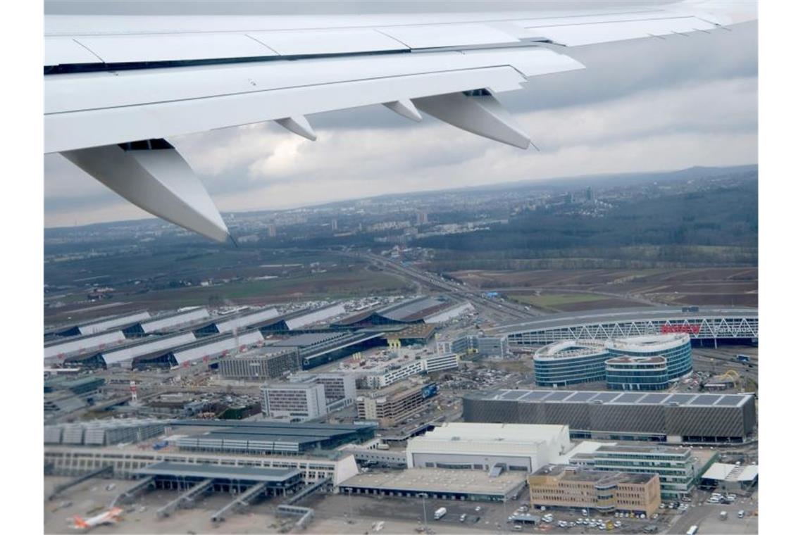 Lufthansa: Flieger sollen trotz Warnstreiks abheben Der Flughafen Stuttgart ist aus einem startenden Verkehrsflugzeug zu sehen. Foto: Bernd Weissbrod/dpa/Archivbild