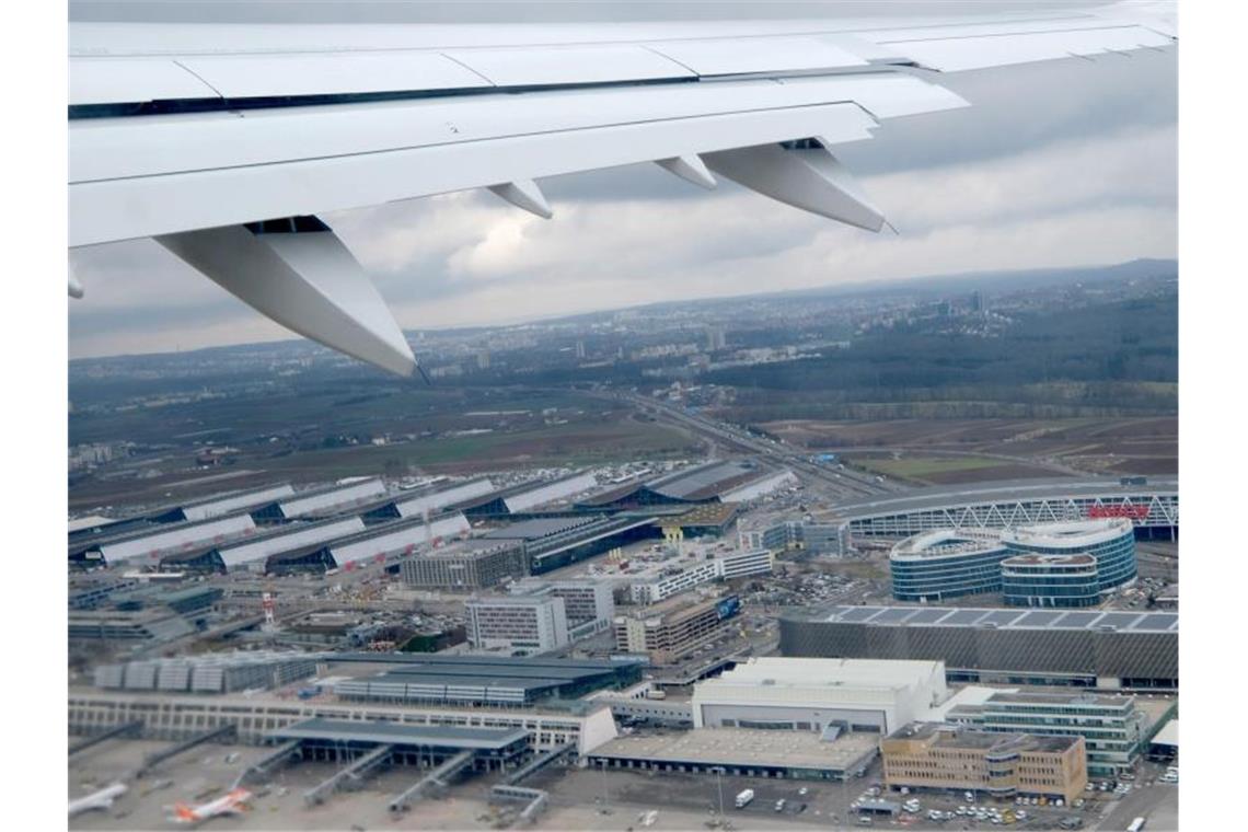 Der Flughafen Stuttgart ist aus einem startenden Verkehrsflugzeug zu sehen. Foto: Bernd Weissbrod/dpa