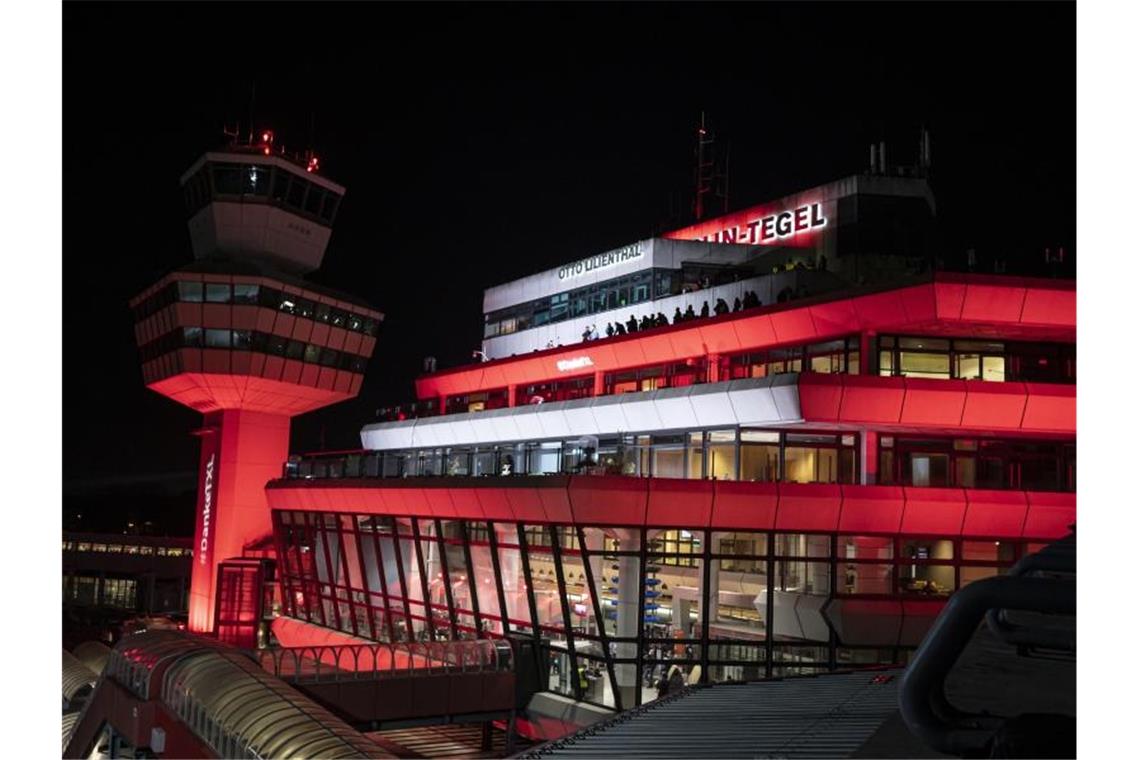 Berliner Flughafen Tegel geschlossen Der Flughafen Tegel ist rot angeleuchtet. Foto: Fabian Sommer/dpa