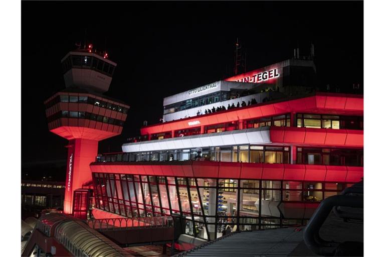 Der Flughafen Tegel ist rot angeleuchtet. Foto: Fabian Sommer/dpa