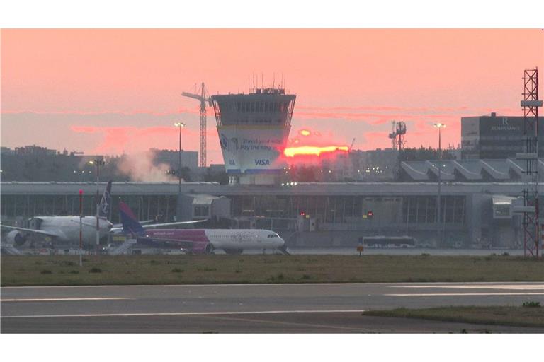 Der Flughafen Warschau-Chopin wurde während der Abschussaktion vorübergehend geschlossen. Mittlerweile läuft der Betrieb wieder.  (Foto aktuell)