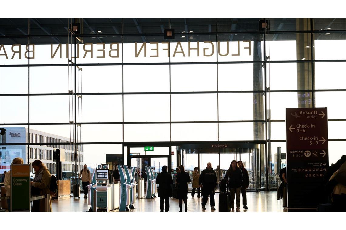 Fünf Jahre BER – Wie läuft es am Hauptstadtflughafen heute? Der Flughafen wurde aufgrund von Fehlplanungen und Bauproblemen mit neun Jahren Verspätung eröffnet.