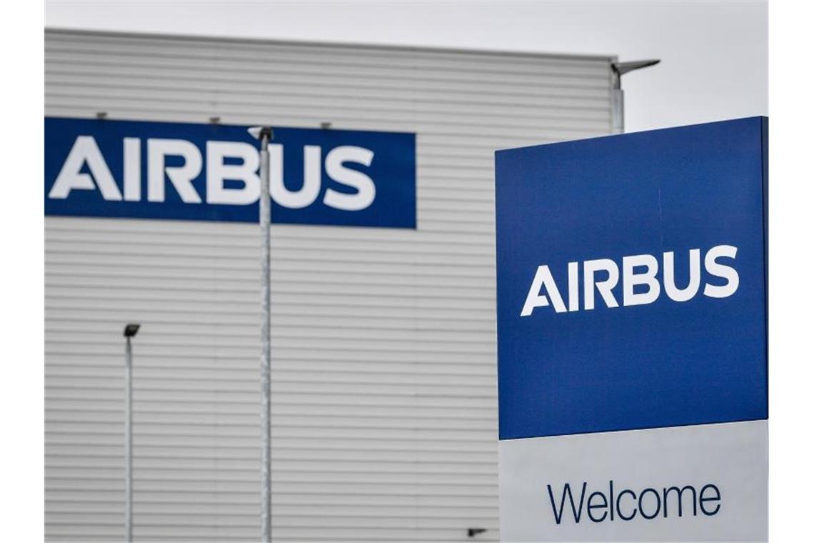 Der Flugzeugbauer Airbus will wegen der Luftfahrt-Krise weltweit Tausende Jobs streichen. Foto: Ben Birchall/PA Wire/dpa