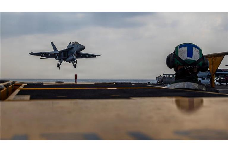 Der Flugzeugträger "USS Abraham Lincoln" wurde in den Zuständigkeitsbereich des Regionalkommandos des US-Militärs verlegt, das den Nahen Osten inklusive des Irans umfasst. (Handout)