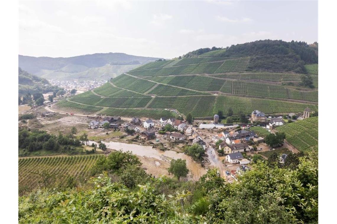 „Kein einziges Fass mehr da“ - Weinbau an der Ahr am Boden Der Fluss Ahr fließt durch das Ahrtal an dem zerstörten Ort Marienthal und den Weinbergen vorbei. Foto: Philipp von Ditfurth/dpa