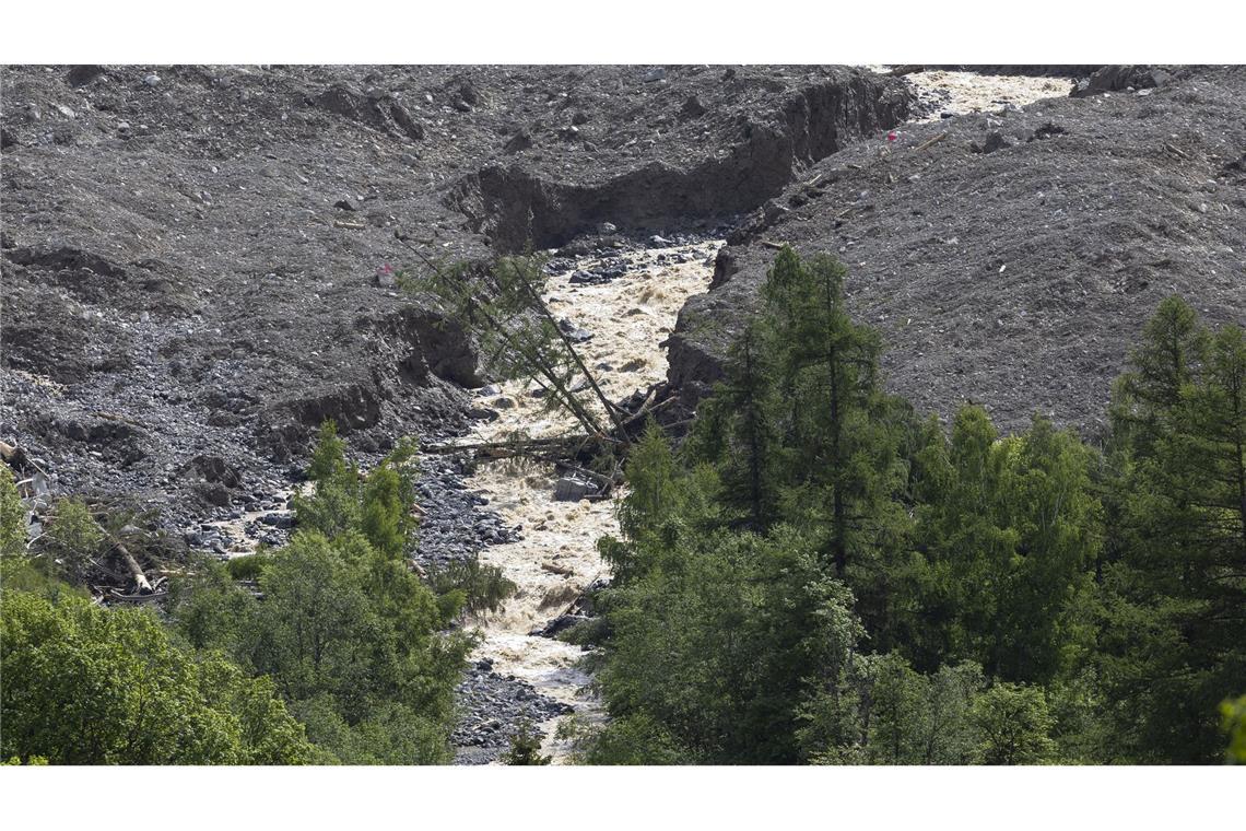 Nach Gletscherabbruch: Gestauter See läuft ab Der Fluss Lonza hat sich schon tief in den Schuttkegel gegraben.
