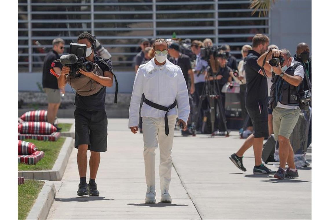 Verstappen ist motiviert - Hamilton „aggressiverer Fahrer“ Der Formel-1-Pilot Lewis Hamilton aus Großbritannien vom Team Mercedes läuft durch das Fahrerlager. Foto: Hasan Bratic/dpa