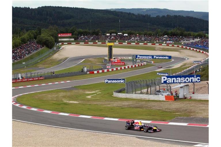 Der Formel-1-Zirkus könnte wohl bald auf den Nürburgring zurückkehren. Foto: picture alliance / dpa