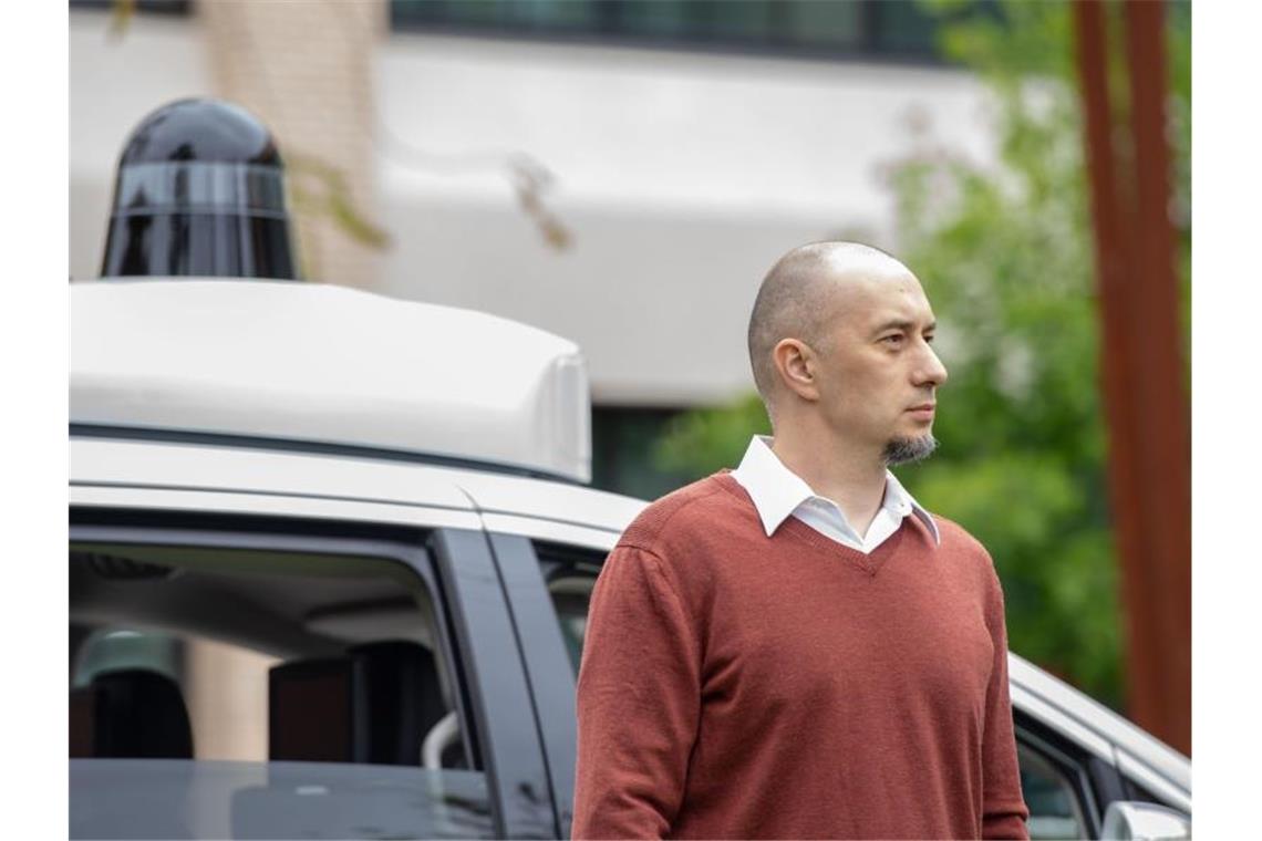 Die Robotaxi-Revolution lässt auf sich warten Der Forschungschef der Roboterwagenfirma Waymo, Drago Anguelov, vor einem selbstfahrenden Auto des Google-Schwesterunternehmens. Foto: Andrej Sokolow