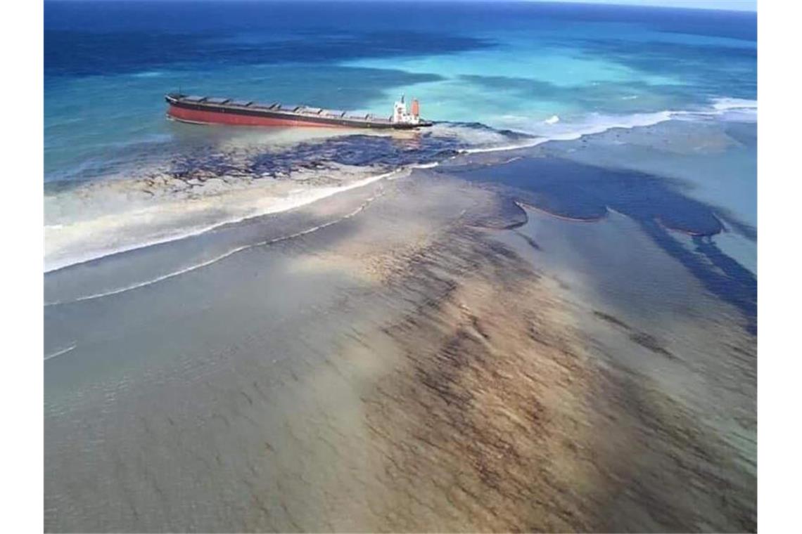 Der Frachter „Wakashio“ vor der Ostküste von Mauritius im Indischen Ozean. Foto: Georges De La Tremoille/MU press/AP/dpa