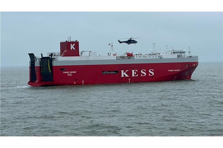 Der Frachter wurde zurück in den Emder Hafen geschleppt.