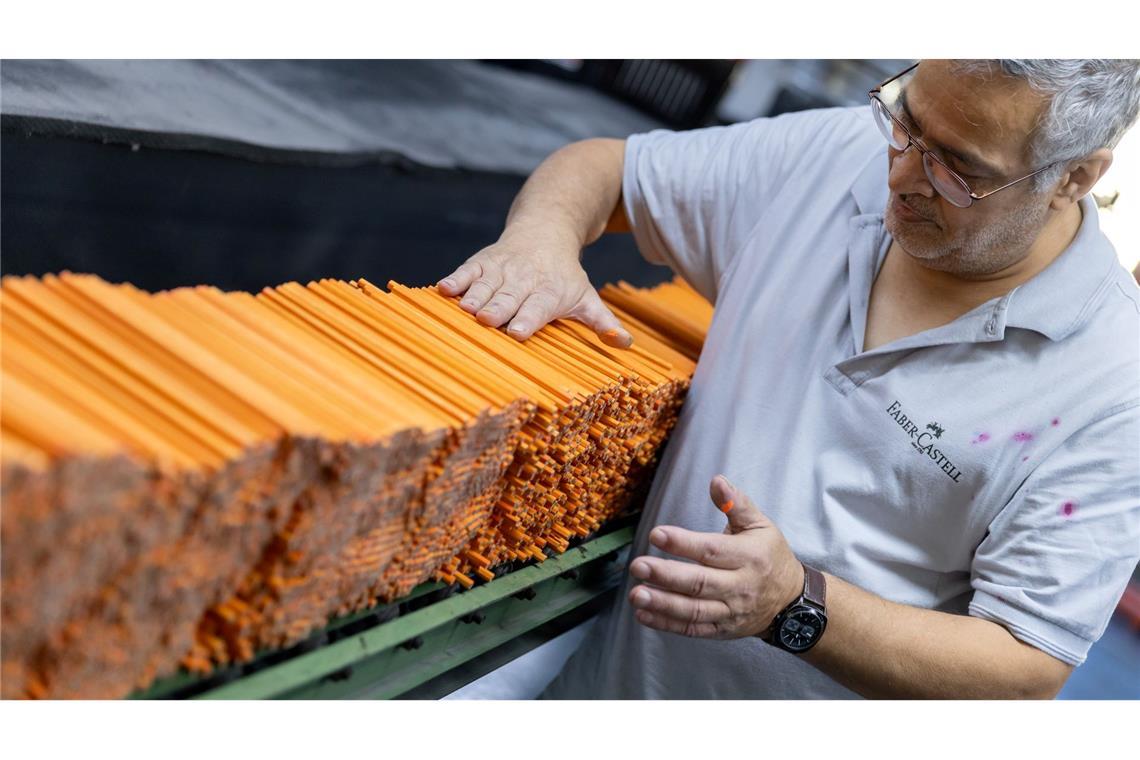 Der fränkische Schreibwarenhersteller Faber-Castell will 130 Stellen in Deutschland abbauen. (Archivbild)