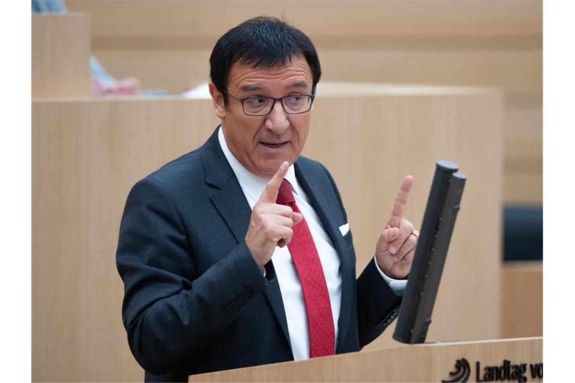 Der Fraktionsvorsitzende der CDU im Landtag, Wolfgang Reinhart, während der 100. Sitzung des Landtags. Foto: Gregor Bauernfeind/dpa