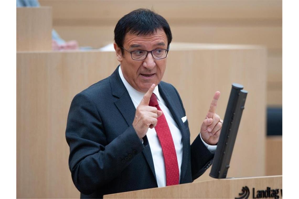 Fraktionschef Reinhart warnt: CDU muss Profil wahren Der Fraktionsvorsitzende der CDU, Wolfgang Reinhart, spricht während einer Landtagssitzung. Foto: Gregor Bauernfeind/dpa/Archivbild