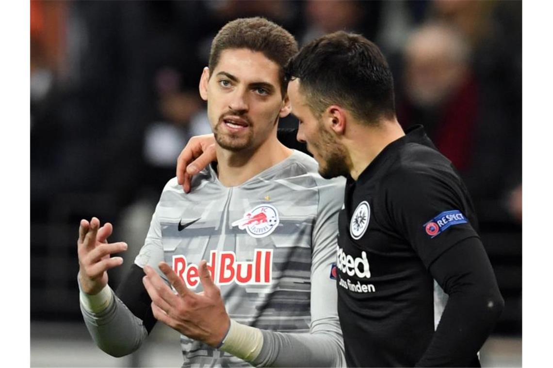 Der Frankfurter Filip Kostic (r) und Salzburg-Torhüter Cican Stankovic treffen diesen Donnerstag noch nicht aufeinander. Foto: Arne Dedert/dpa