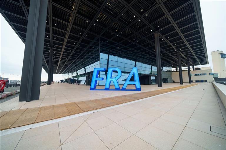 Der Frankfurter Flughafenbetreiber Fraport hält trotz des Iran-Kriegs an seiner Passagierprognose für das laufende Jahr fest.