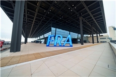 Der Frankfurter Flughafenbetreiber Fraport hält trotz des Iran-Kriegs an seiner Passagierprognose für das laufende Jahr fest.