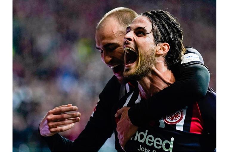 Der Frankfurter Goncalo Paciencia (r) feiert mit Bas Dost sein Tor zum zwischenzeitlichen 2:0. Foto: Uwe Anspach/dpa