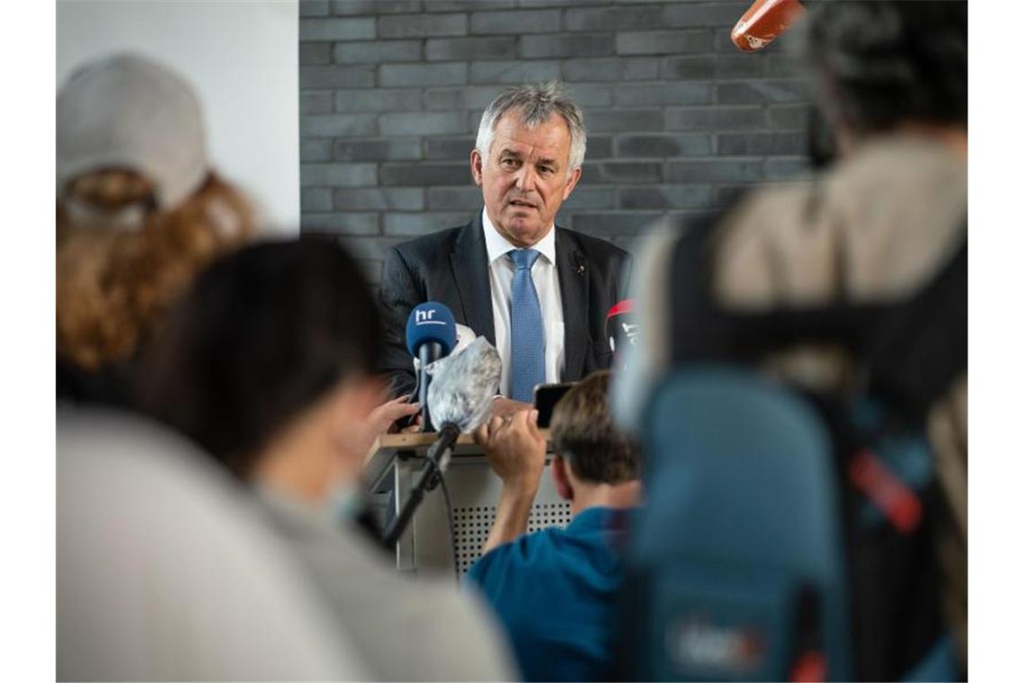 Der Frankfurter Polizeipräsident Gerhard Bereswill nimmt Stellung zu den gewalttätigen Krawallen in der Nacht zum Sonntag auf dem Opernplatz der Stadt. Foto: Frank Rumpenhorst/dpa